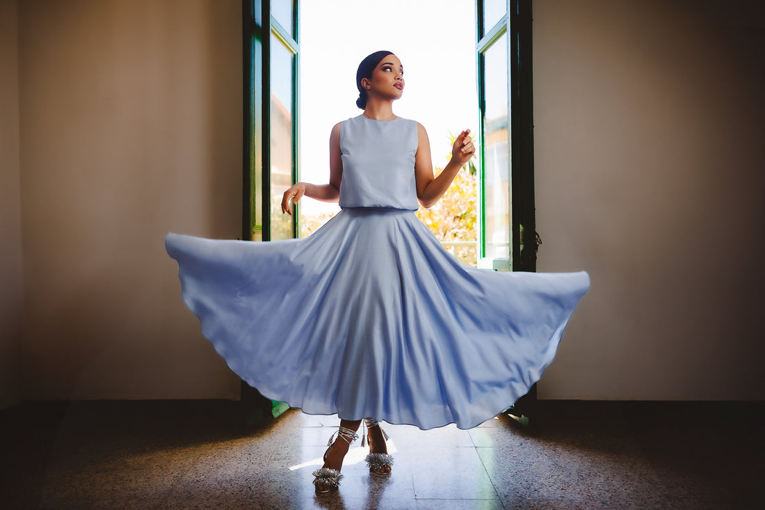 Mujer viste conjunto Alba, top y falda de color azul bebé y confeccionado en tencel