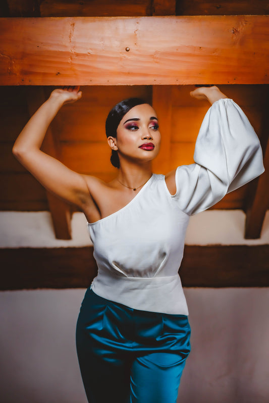 Mujer con blusa blanca y pantalón verde marca podenco