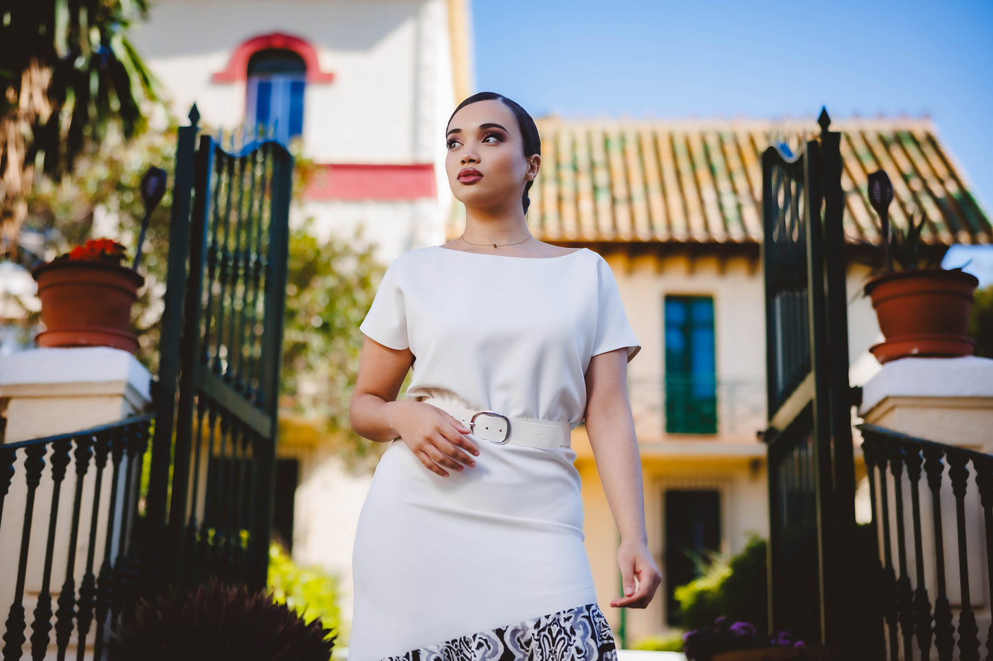 Mujer con vestido midi con un volante estampado y cinturón de piel